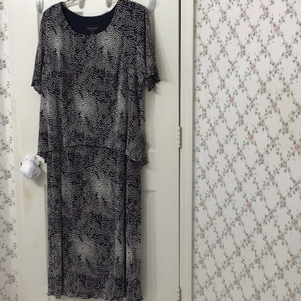 Plus size 22 W one piece layered maxi dress w/ scalloped edge on top & hem.
